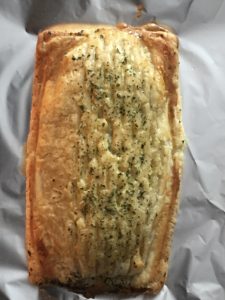 Aspecto del hojaldre de salmón con crema de espinacas listo para sacarlo del horno.