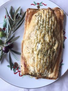 Presentación final. Hojaldre de salmón con crema de espinacas.