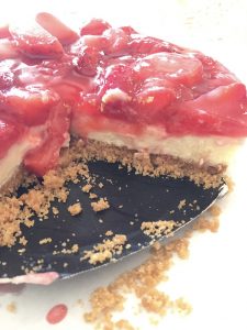 Tarta de queso y fresas.