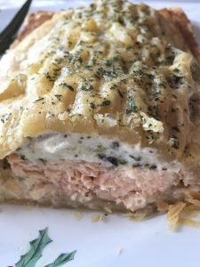 Detalle del interior una vez cocinado. Hojaldre de salmón con crema de espinacas.