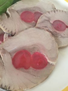 Detalle del solomillo de atún trufado con cerezas.
