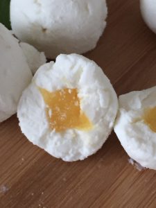 Incluso aquellos a los que no les guste ni el queso ni la naranja amarga querrán repetir. Bolitas de queso de cabra.