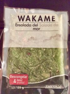 Envase plástico de ensalada wakame marca Hacendado de 125 gramos de peso.