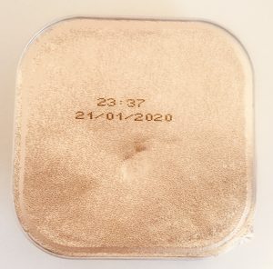 Envase de tocinillo de cielo. Metálico y de forma cuadrada.