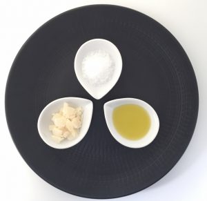 Queso parmigiano, aceite de oliva virgen extra y sal maldon.