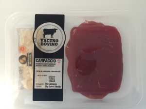 Pack de carpaccio de vacuno con queso parmigiano. Es un envase plástico en cuyo interior se encuentran separados el carpaccio y un sobre de queso parmigiano en escamas.