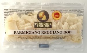 Sobre de queso parmigiano.
