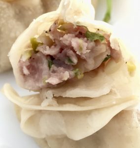 Detalle del relleno de una gyoza de carne.Menú precocinado para el Año Nuevo Chino.