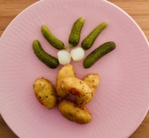 Croquetas de bacalao y piñones con pepinillos y cebollitas.