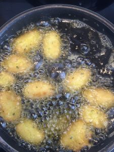 Croqueta de bacalao con piñones congelada en su punto de fritura en aceite de oliva virgen extra.
