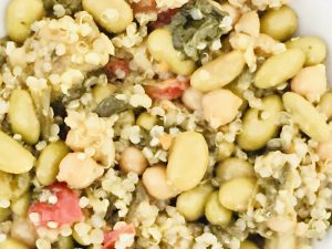 Detalle de la textura de la quinoa con el resto de verduras. Garbanzos, tomate, habas de soja y calabacín.