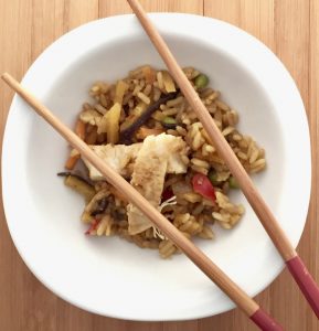 Chop Suey de arroz con verduras y pollo.Menú precocinado para el Año Nuevo Chino.