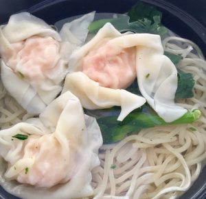 Sopa wonton en proceso de calentamiento.Menú precocinado para el Año Nuevo Chino.