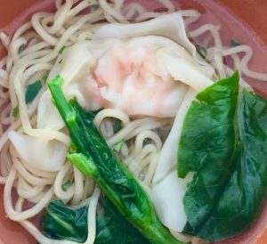 Sopa wonton de langostinos y fideos.Menú precocinado para el Año Nuevo Chino.