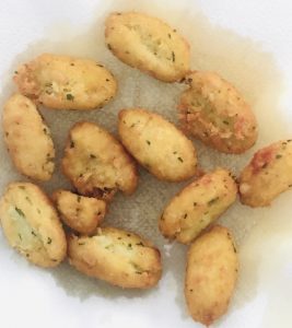 Croquetas de bacalao con piñones sobre papel de cocina