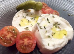 Tapa de mozzarella con cherry y pepinillos. 