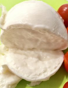 Detalle de mozzarella. Para tapa de mozzarella con cherry y pepinillos.