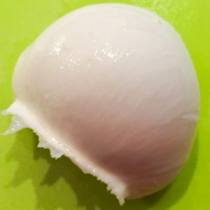 Porción de mozzarella. Para elaborar tapa de mozzarella con cherry y pepinillos.