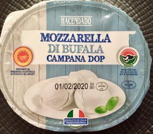 Envase de mozzarella de búfala. Para elaborar una tapa de mozzarella con cherry y pepinillos.