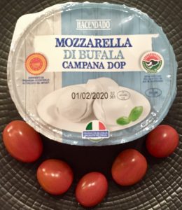 Envase de mozzarella y tomates cherry frescos.