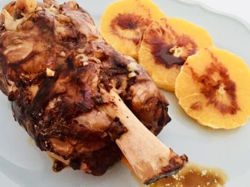 Codillo asado con naranja fresca.