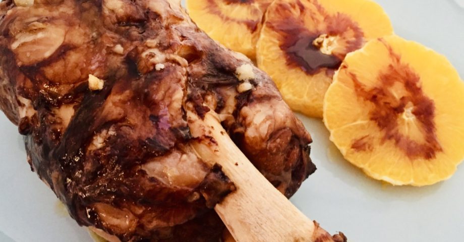 Codillo asado con naranja fresca.