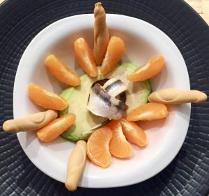 Boquerones en vinagre, aguacate y mandarina.