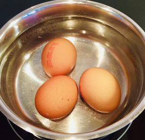 Huevos cociendo.