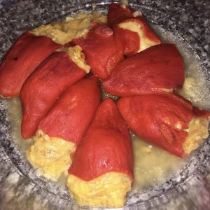 Pimientos de piquillo rellenos de carne.