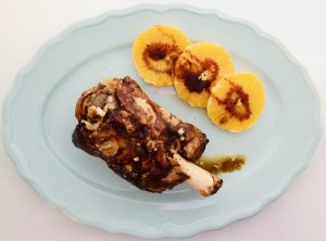 Codillo asado con naranja fresca y miel de caña.