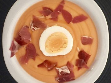 Salmorejo con huevo y jamón.