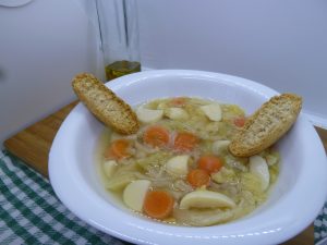 Sopa de col, patata y zanahoria.