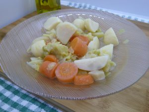 Ensalada de col, patata y zanahoria.