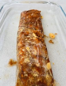 Costilla congelada en recipiente para horno.