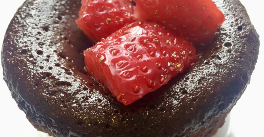 Coulant de chocolate con fresas.