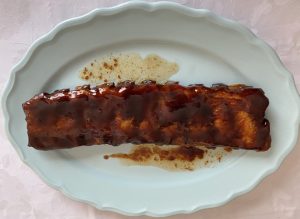 Costilla asada con salsa barbacoa.