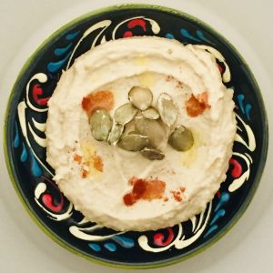 Hummus con pipas de calabaza.