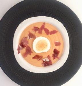 Salmorejo cordobés con huevo cocido y jamón.