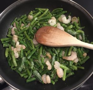 Salteado de ajetes, trigueros y gambas.