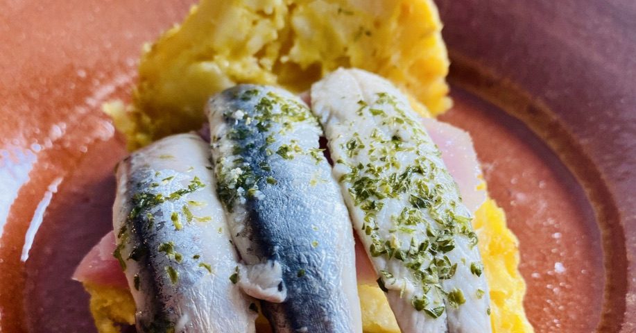 Tapa de tortilla de patatas rellena de boquerones y lacón.