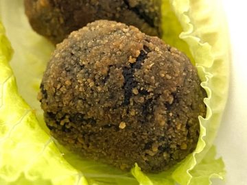 Croquetas de calamar con tinta de sepia.