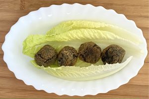 Plato de croquetas de calamar con tinta de sepia.